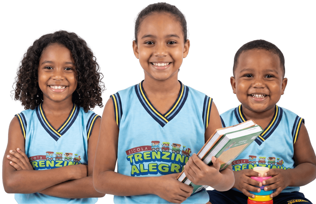 Alunos da Escola Trenzinho da Alegria sorrindo